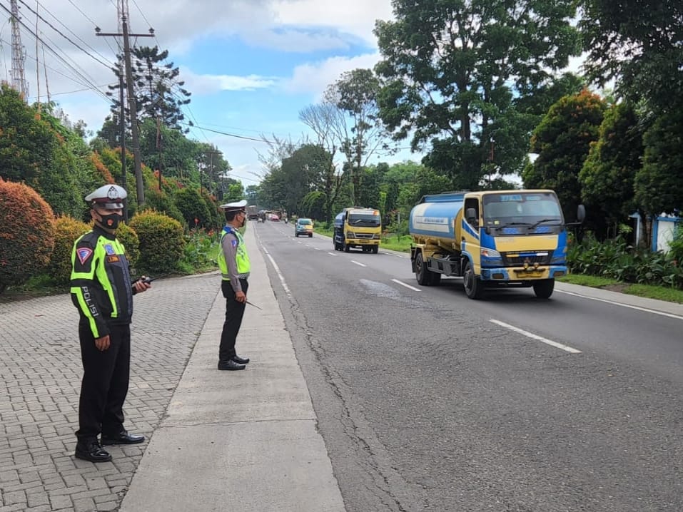 Tim Gabungan Satlantas Polrestabes Medan Atur Lalin Jalur Wisata Medan - Berastagi