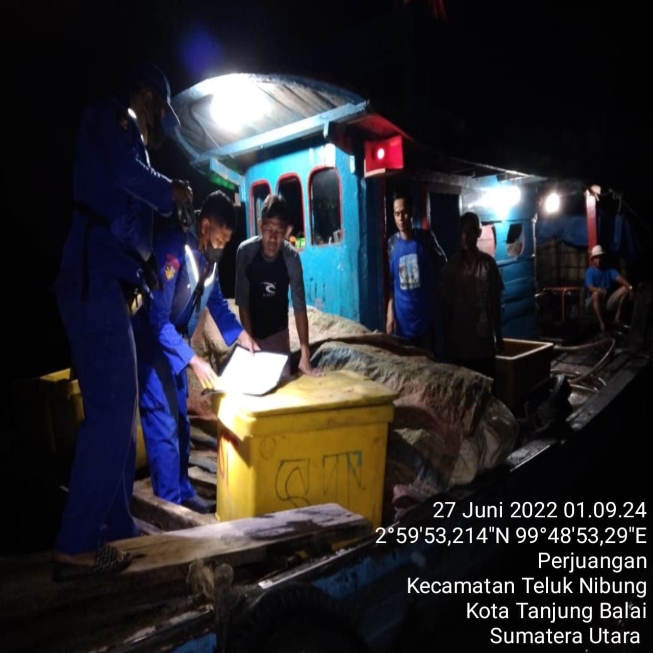 Patroli Rutin Personil Satpolair Polres Tanjung Balai Hentikan Kapal KM. Halindo Guna Pemeriksaan