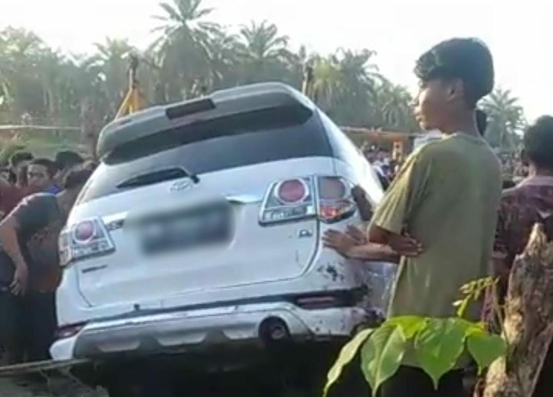 Mobil Fortuner Kejebur di Sungai Bilah Labuhanbatu, 1 Orang Meninggal Dunia dan 1 Orang Kritis