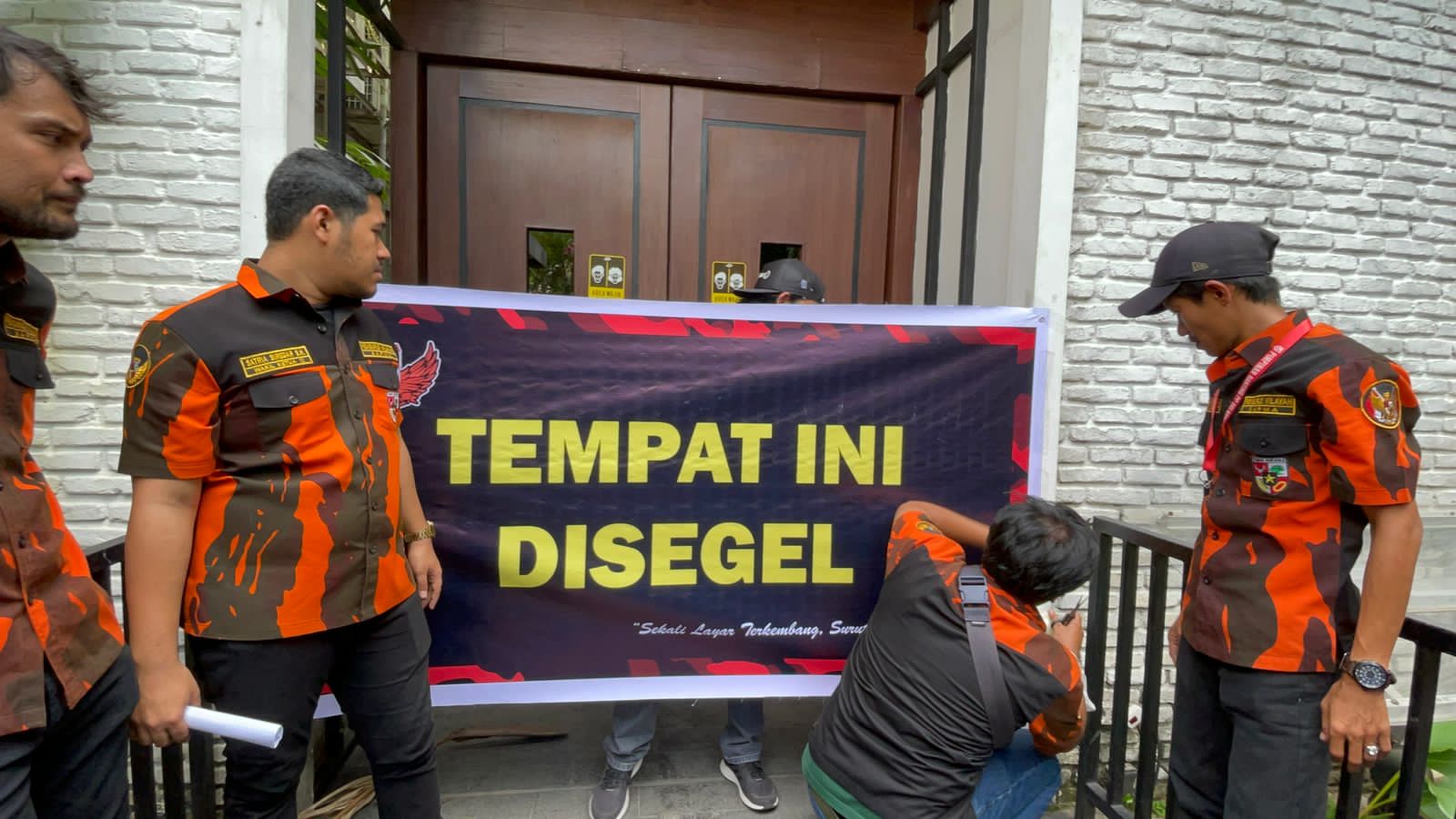 Demo, Sapma PP Sumut Segel Holywings dan Minta Cabut Izinnya