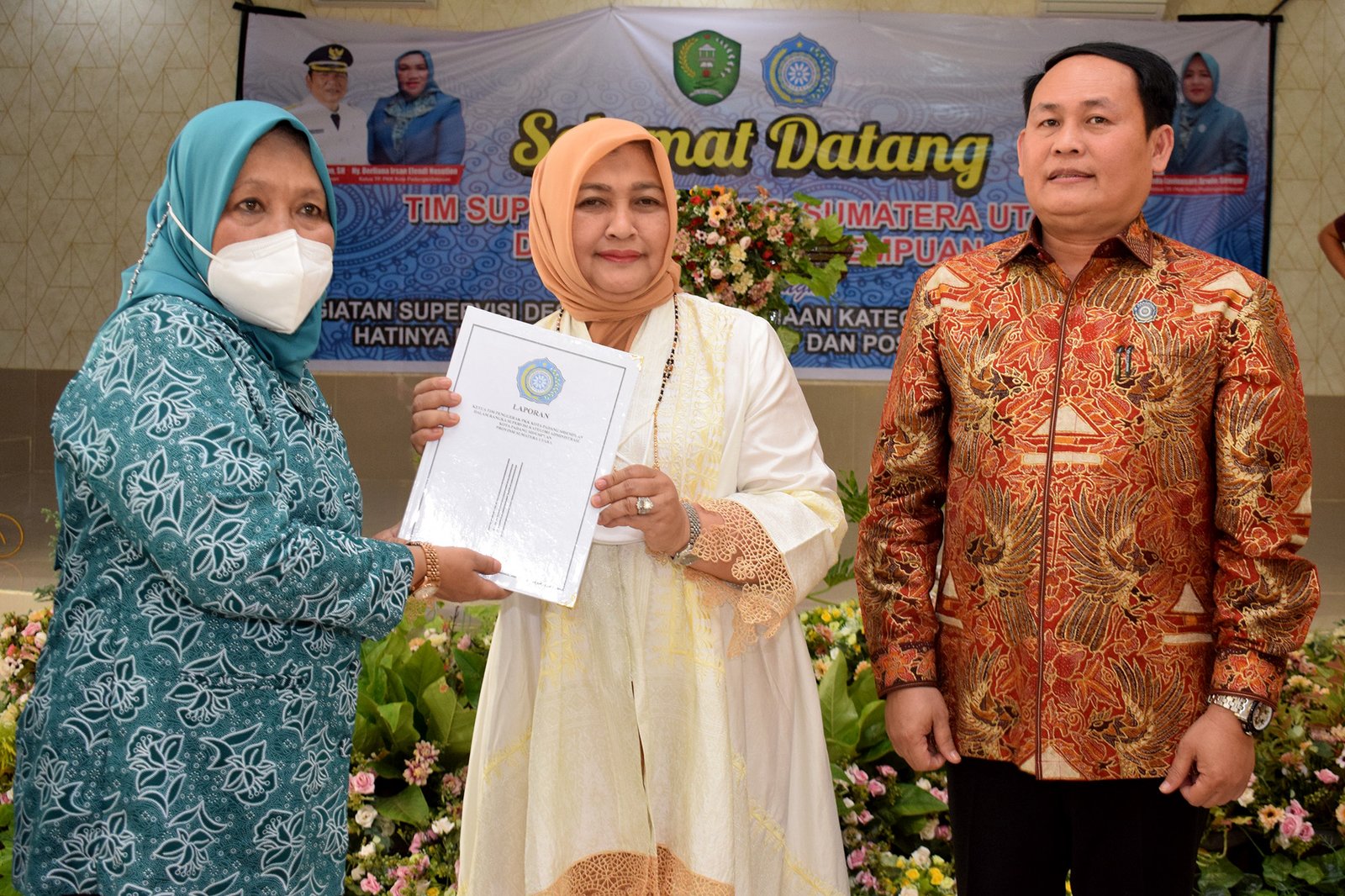 Kunjungan ke Padangsidimpuan, KetuaTP PKK Sumut Nawal Lubis Lakukan Supervisi dan Serahkan Bansos