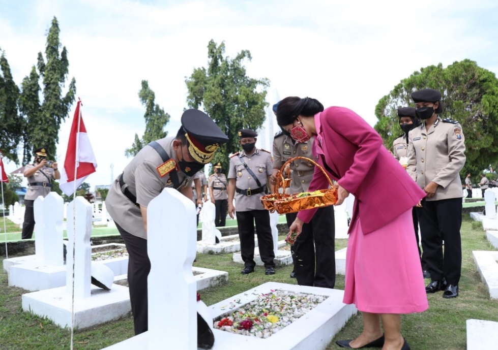 HUT Bhayangkara ke 76, Kapolda Sumut Pimpin Upacara Ziarah di Makam Pahlawan