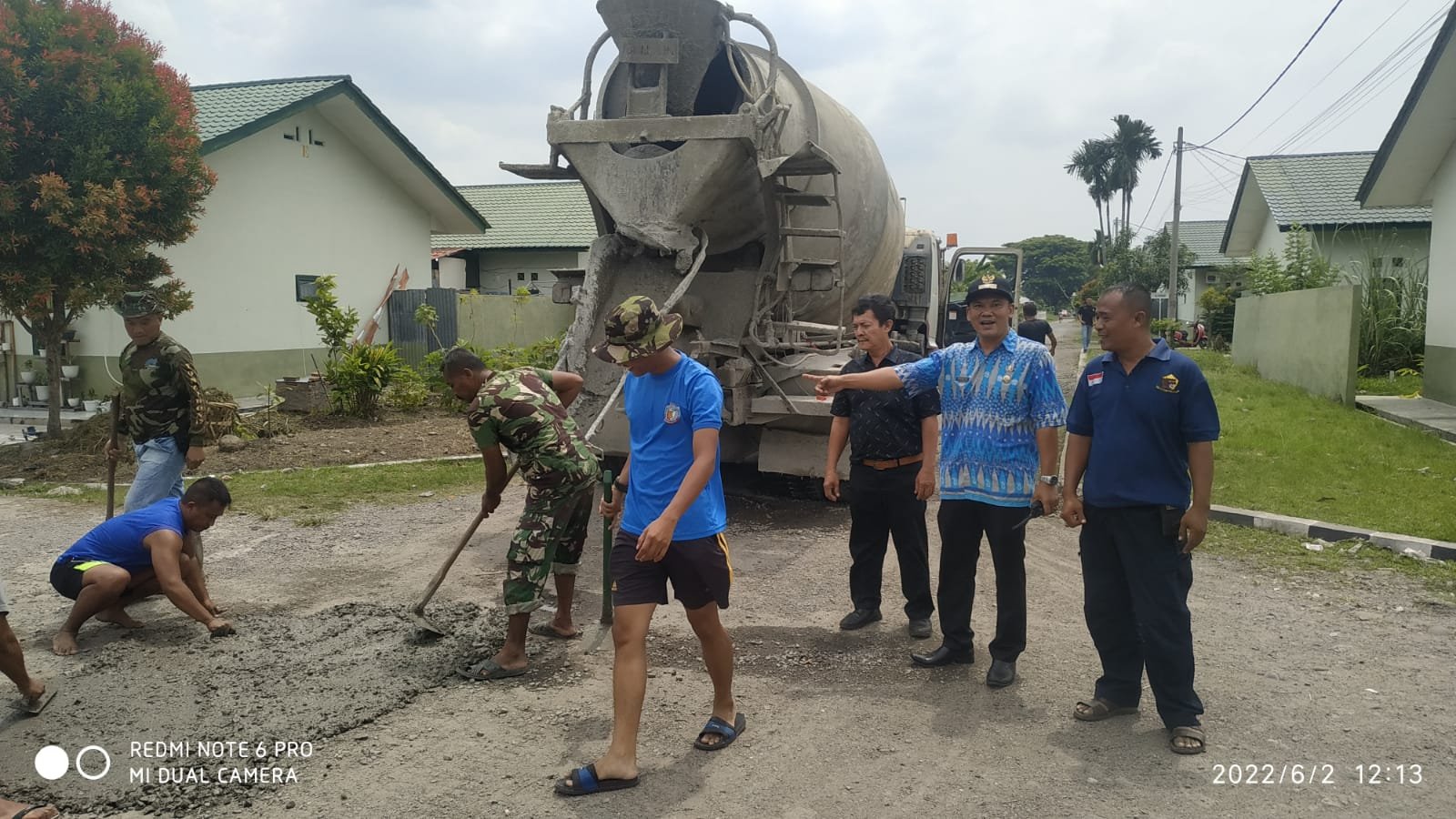 Kepala Lingkungan dan Masyarakat Pulo Brayan Bengkel Baru Kolaborasi Perbaiki Jalan Arlis