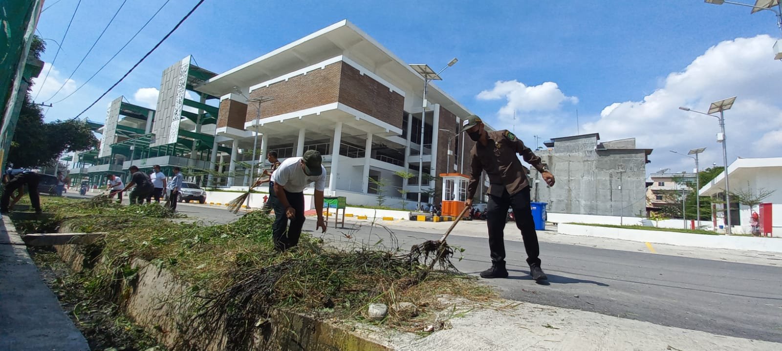 Ciptakan Pasar Bersih dan Nyaman, Pegawai PUD Pasar Mulai Gotroy Secara Berkala