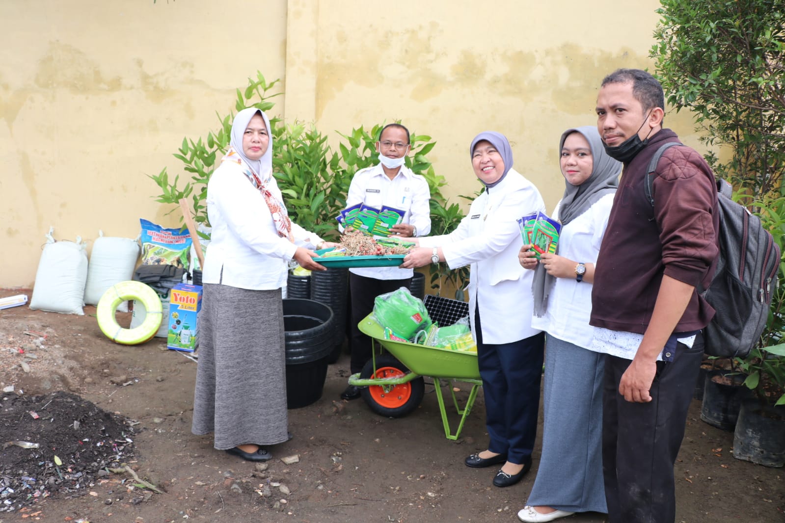 Dinas Ketahanan Pangan Kota Medan Berikan Bantuan Pembuatan Kebun Sekolah