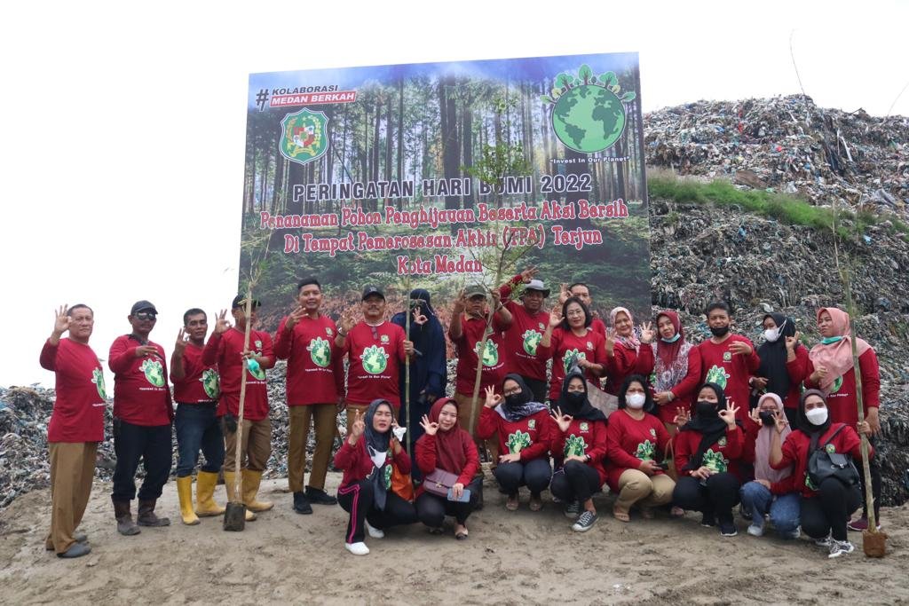 Peringati Hari Bumi, Dinas Kebersihan dan Pertamanan Kota Medan Melakukan Aksi Bersih dan Penanaman Bibit Pohon