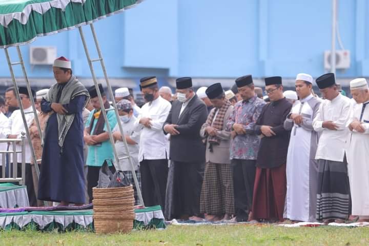 Wako Zul Elfian Umar Sholat Ied Idul Adha di Lapangan Merdeka Solok