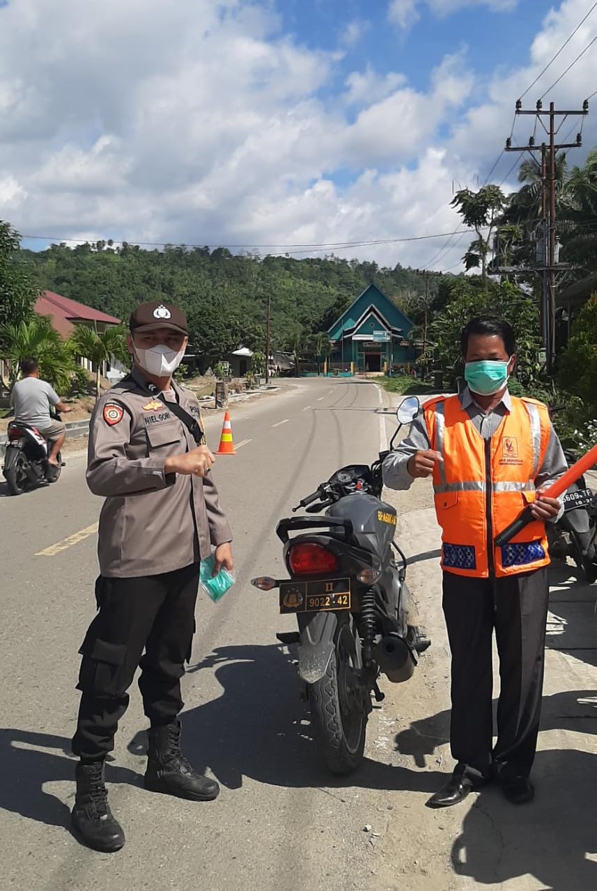 Antisipasi Virus Covid-19, Bhabinkamtibmas Polsek Idanogawo bagikan Masker Gratis