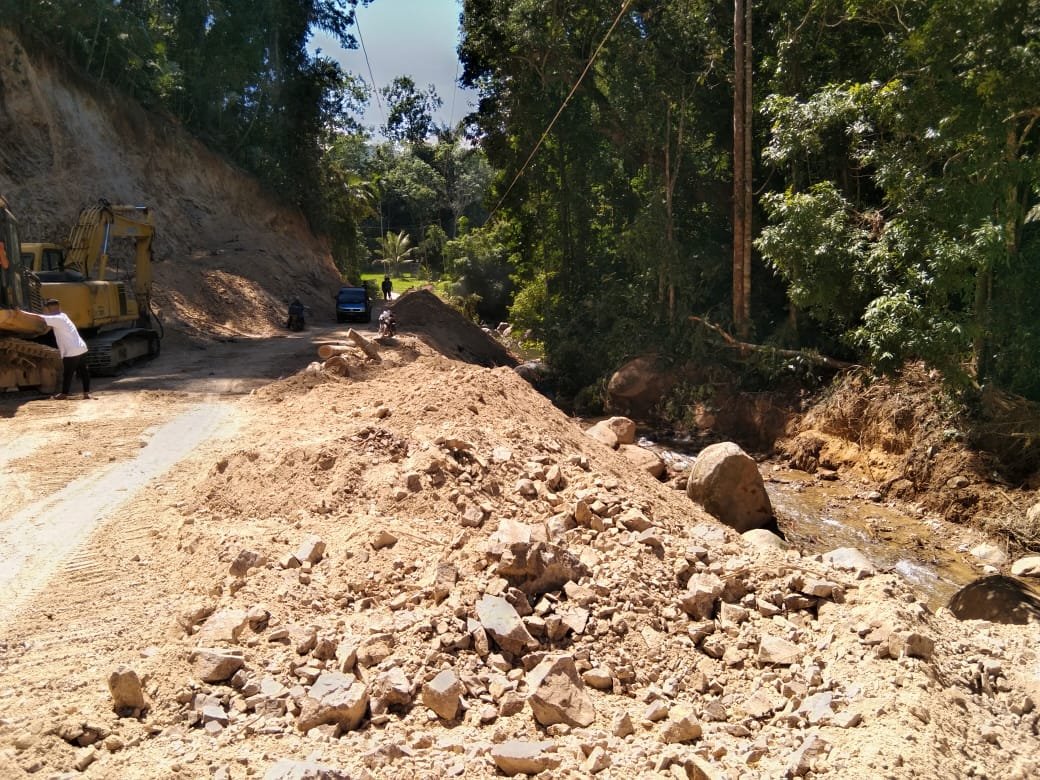 Banjir Longsoran Tanah & Batu Ancam Pemukiman Warga, Kontraktor Buang ke Sungai Tambangan