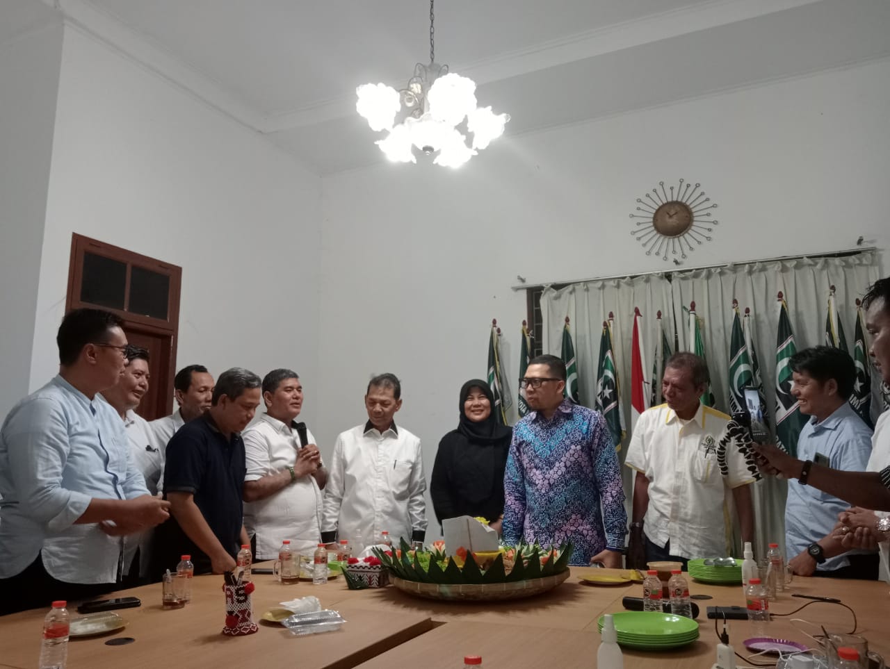 Sambangi Kantor KAHMI Sumut, Doli Kurnia Disuguhi Nasi Tumpeng