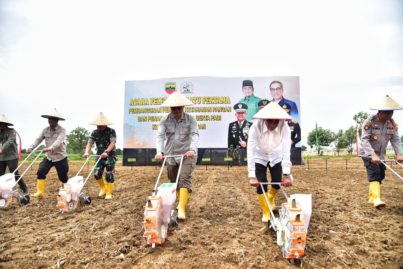 Tanam Jagung Bersama Wamen Pertanian,  Edy Rahmayadi Sebut Kolaborasi Penting Wujudkan Kedaulatan Pangan