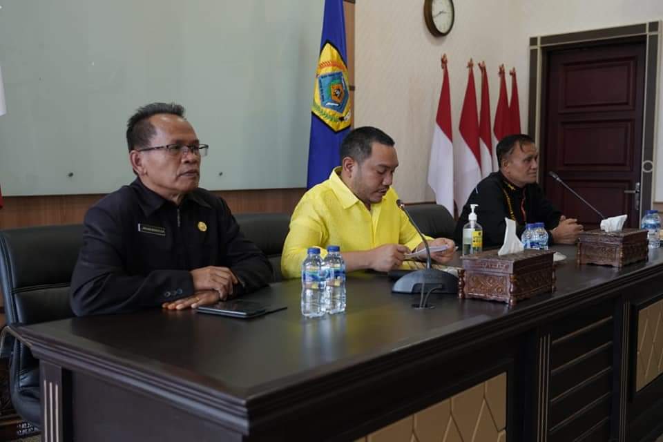 Bupati Pakpak Bharat Serahkan Bantuan Keuangan Ke Partai Politik Dan Ormas