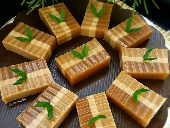 Hem, Nikmatnya Sarapan Pagi dengan Puding Santan Gula Merah Berlapis