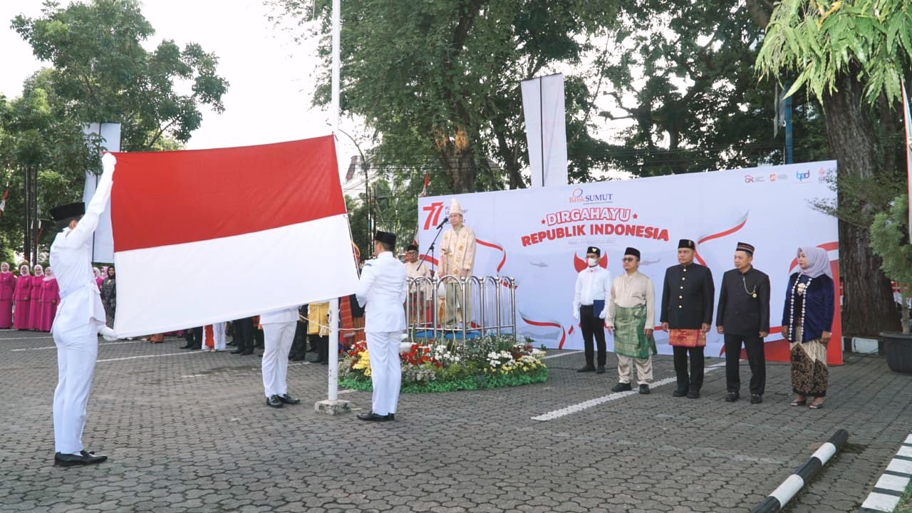 Busana Adat dan Pejuang Tempo Dulu Meriahkan Upacara HUT Ke-77 RI di Bank Sumut