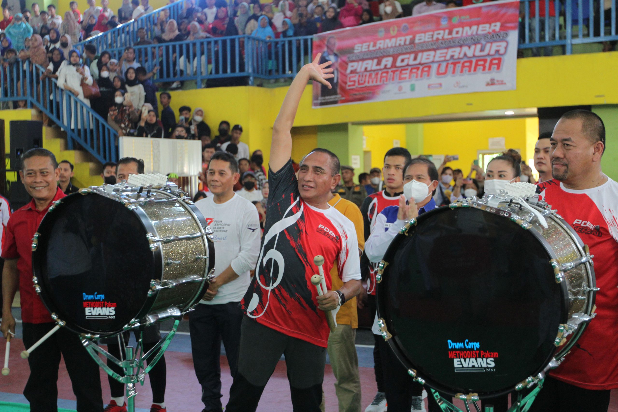 Edy Rahmayadi Ikut Menari dengan Mayoret  Saat Buka Kejuaraan Marching Band se-Sumut