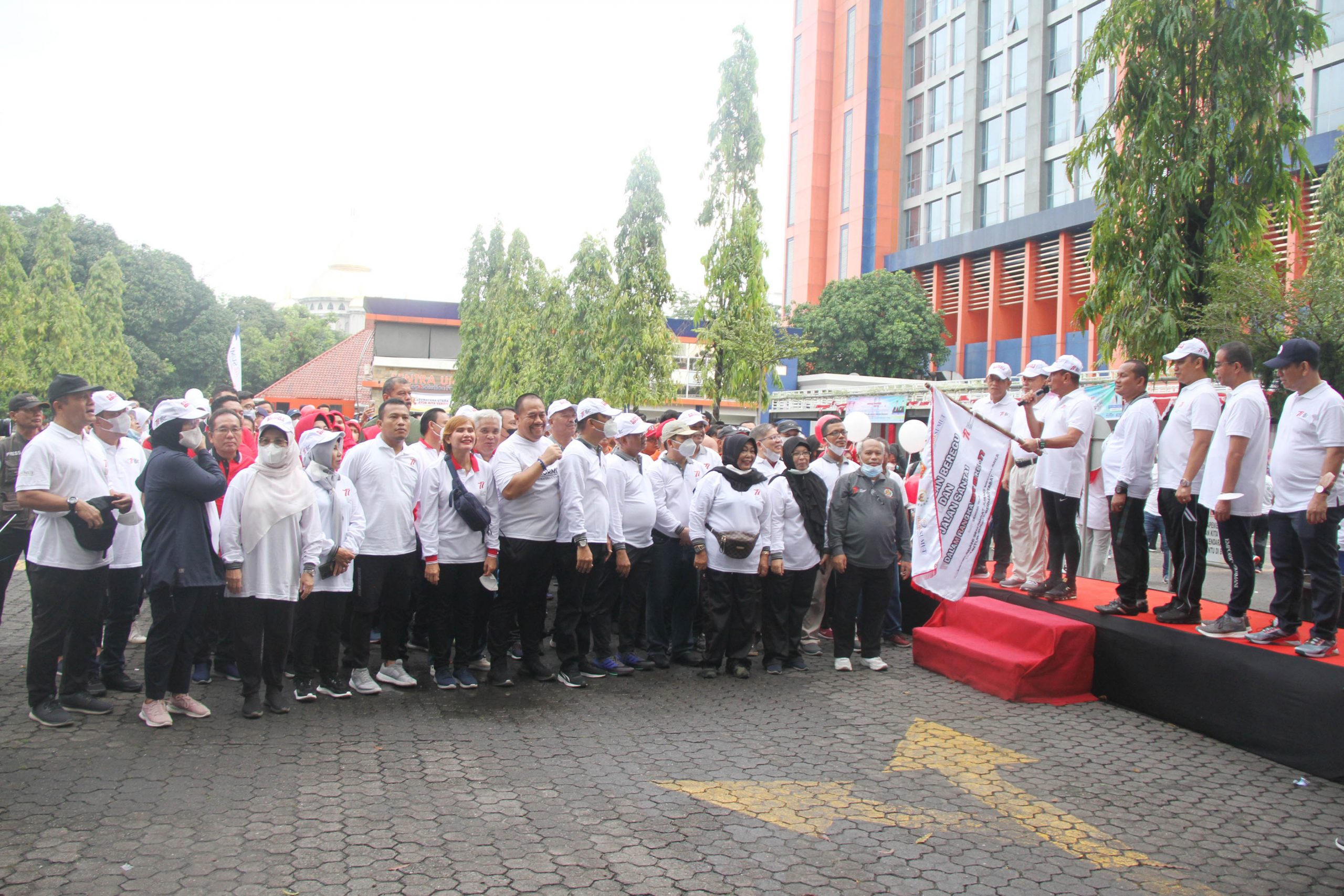 Gubernur Edy Rahmayadi Lepas Ribuan Peserta  Gerak Jalan Sambut HUT Ke-77 Kemerdekaan RI