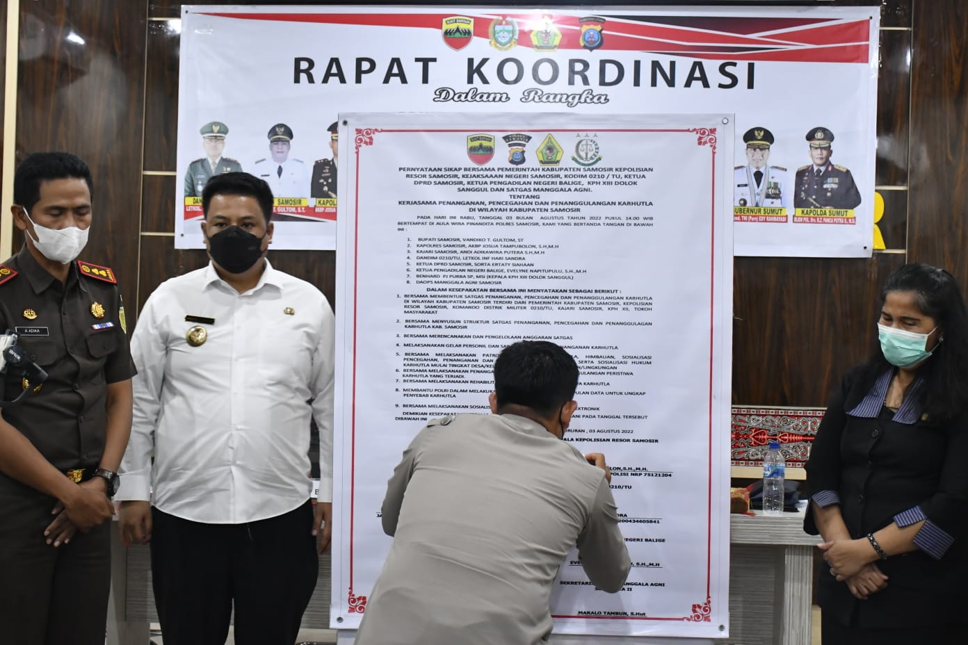 BUPATI SAMOSIR HADIRI RAKOR PPKM, PKM DAN KARHUTLA