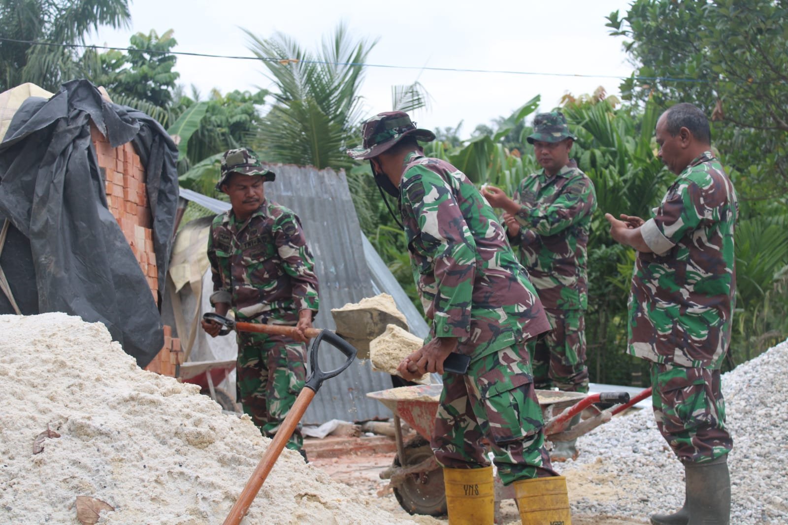 Satgas TMMD Terus Berjuang, Pakde Prahara Apresiasi TNI di Semenisasi Jalan Bunga Tombak