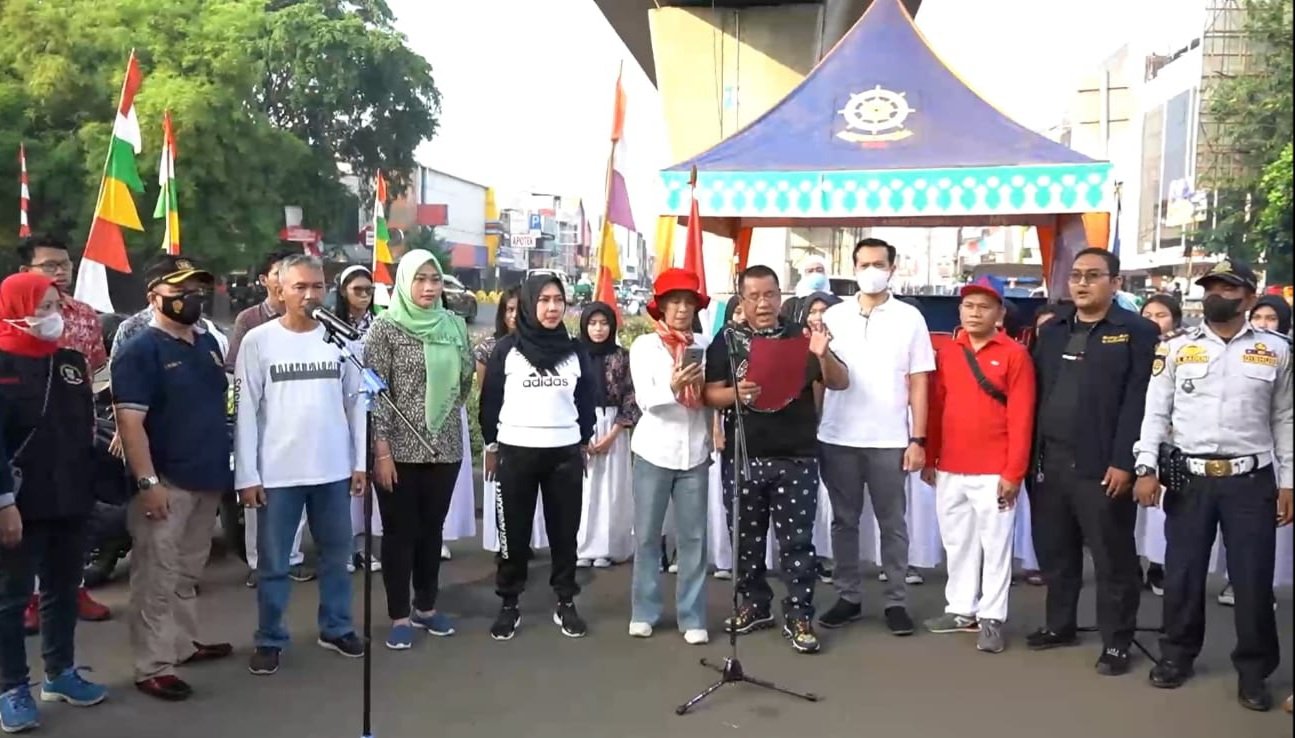 Kuatkan Nilai Perjuangan, Hotman Paris Dan Ingrid Widjanarko Membaca Teks Proklamasi di Jalan