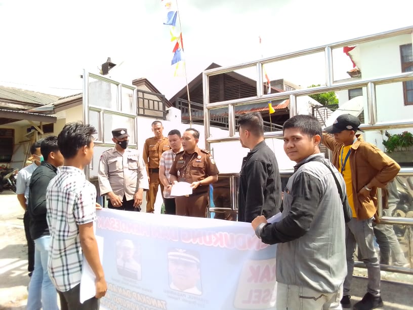 GEBRAK Tabagsel Demo Kantor Kejari Tapsel Terkait Kasus Dugaan Korupsi KONI Tapsel 