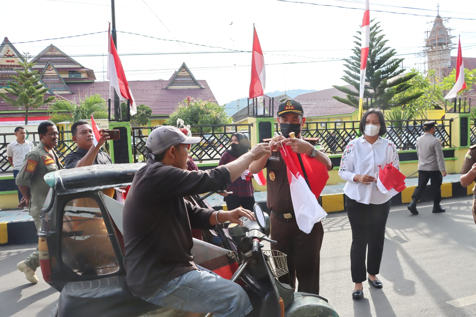 Semarak Hut RI Ke - 77, Forkopimda Kota P.Sidempuan Bagikan Bendera dan Stiker