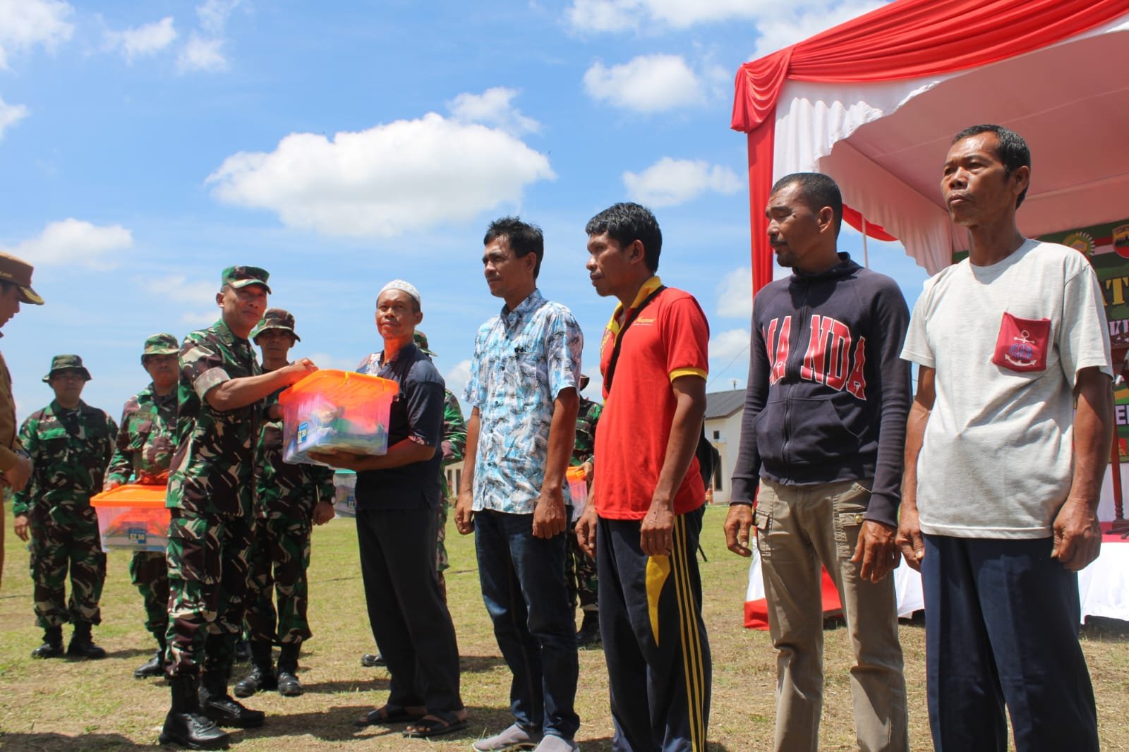 Tim Wasev Bagikan Sembako Kepada Warga di Lokasi TMMD