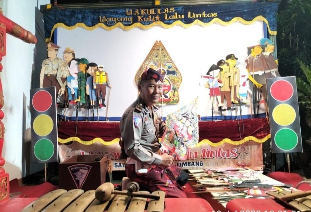 Kapolda Jatim Apresiasi Kreatifitas Polres Jombang Berikan Himbauan Kamtibmas Lewat Wayang Kulit