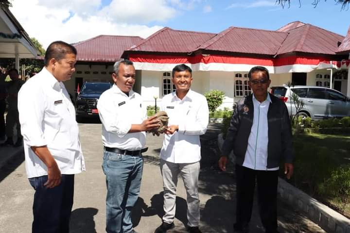 Wabup Toba Serahkan Hewan Langkah ke Balai Konservasi Sumber Daya Alam