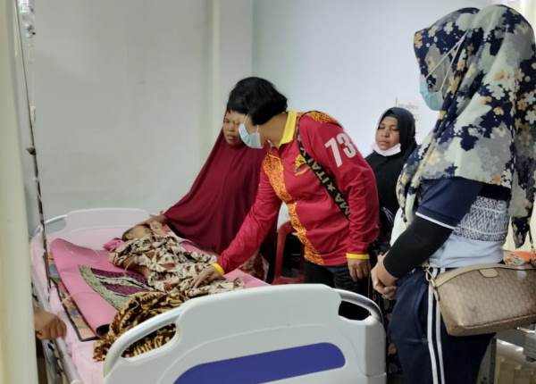 Rasa Empati, Kasi Humas Bersama Polwan Polres P.Sidempuan Kunjungi Nia Ramadani 