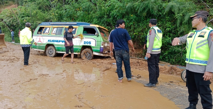 Polres Toba Tangani Arus Lalu lintas Di Jalur Longsor Di Desa Jangga Dolok Lumbanjulu