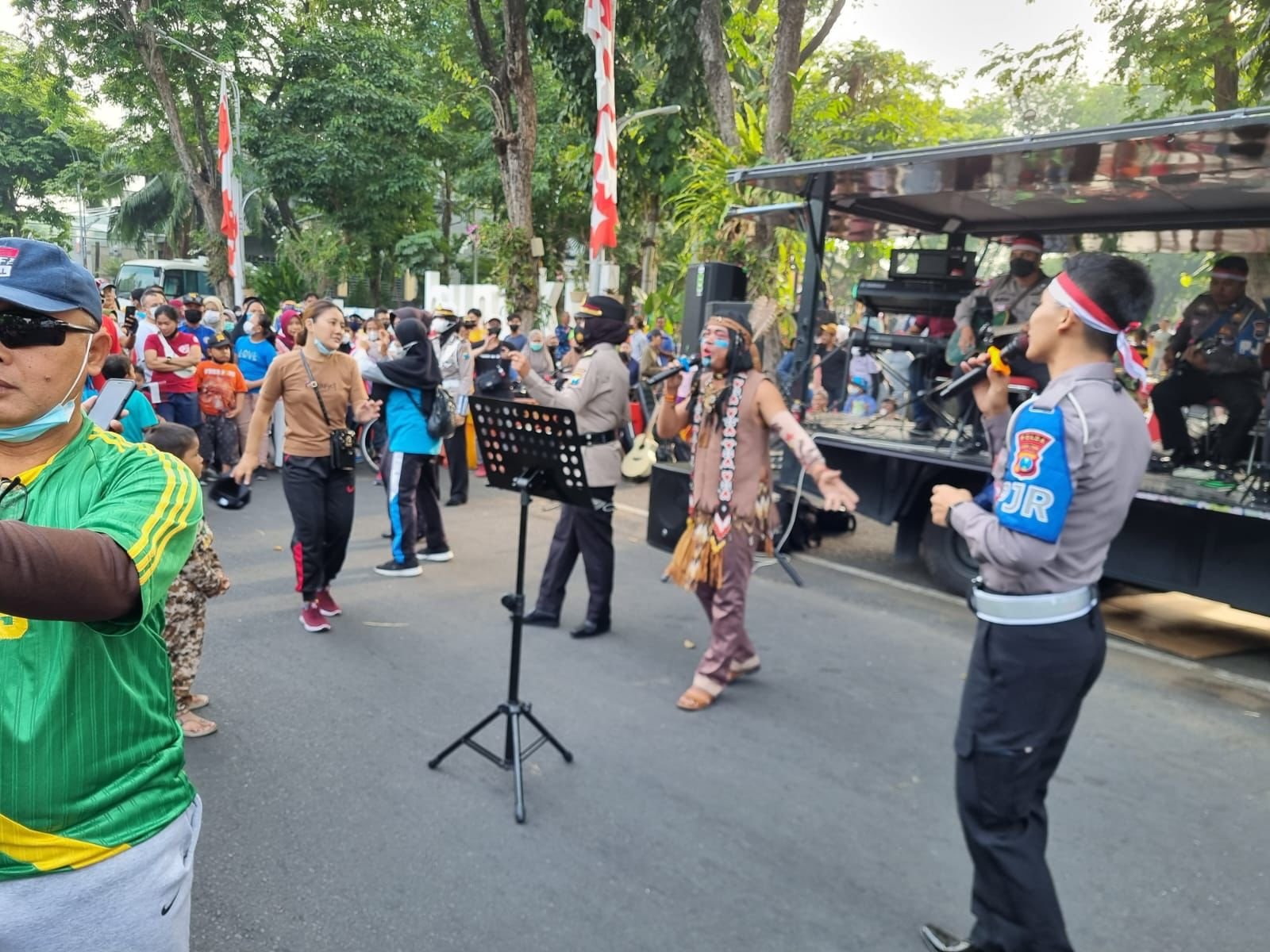 Siarkan Kirab Merah Putih, Polda Jatim Hibur Masyarakat di CFD Taman Bungkul Surabaya