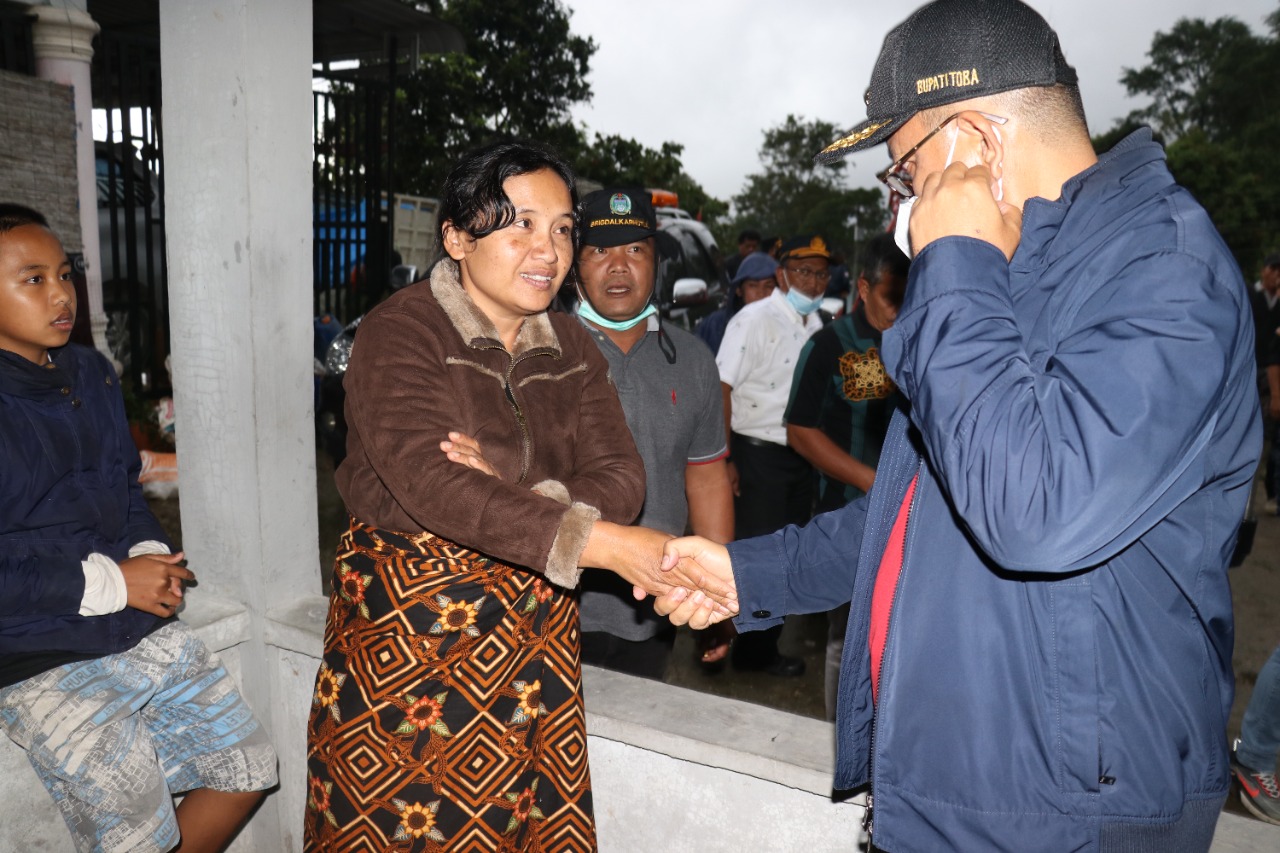 Bupati Toba Sampaikan Tali Asih Bagi Warga yang Rumahnya Ambruk Dihantam Banjir di Lumbanjulu