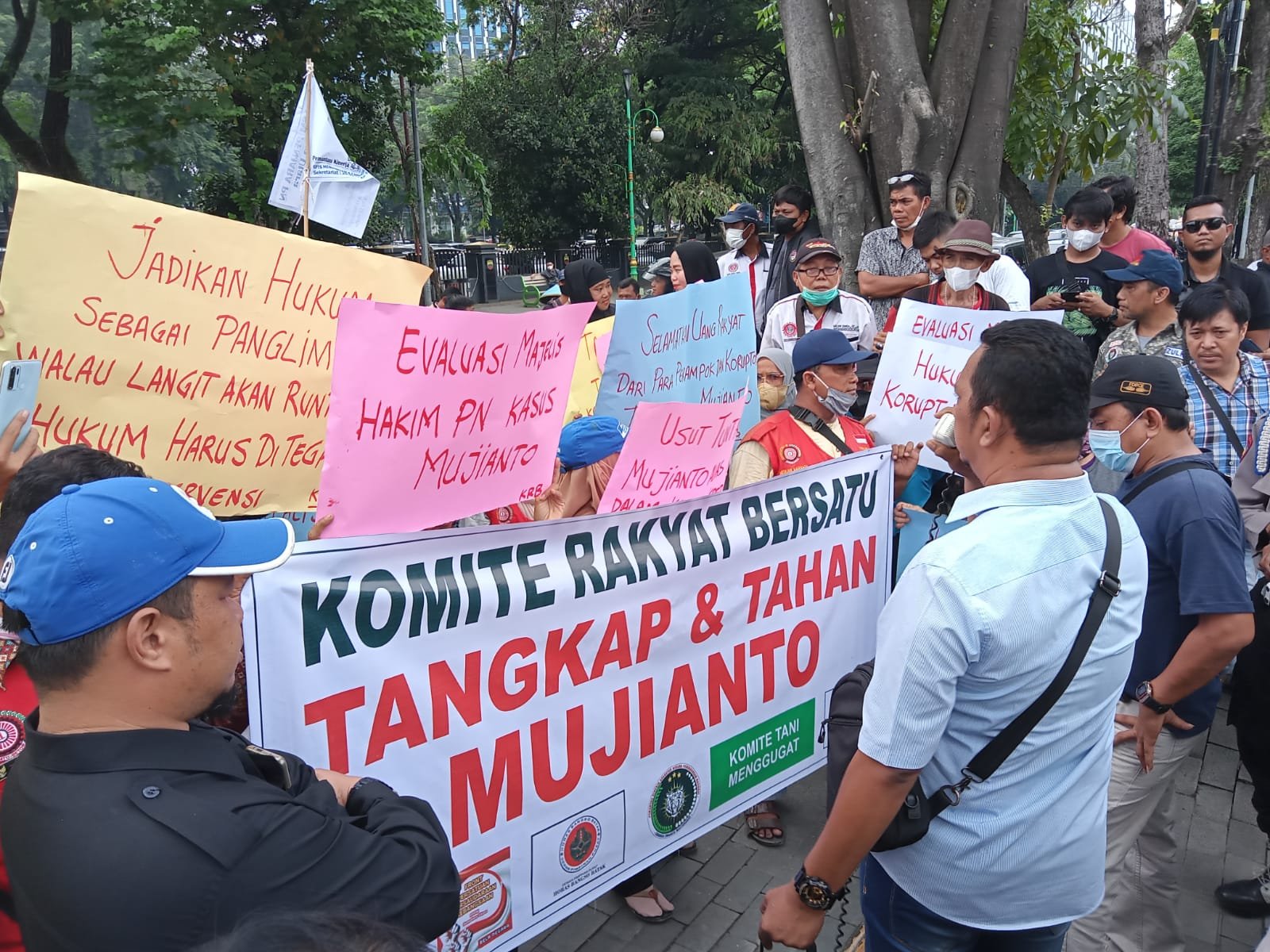 Mujianto tak Ditahan Korupsi 39,5 Miliar, Ratusan Massa Demo Minta Majelis Hakim Tahan Kembali Mujianto