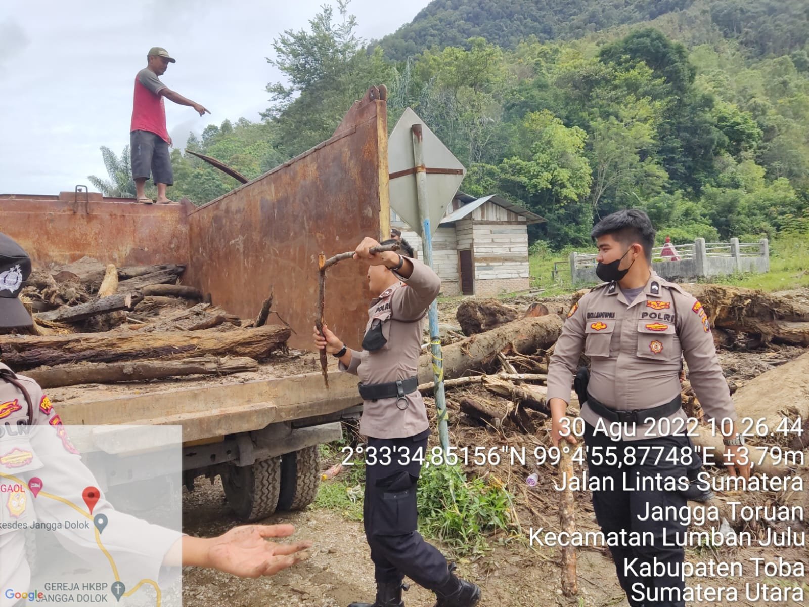 Tim Gabungan Polri dan Masyarakat  Adakan Pembersihan Material Lokasi Banjir