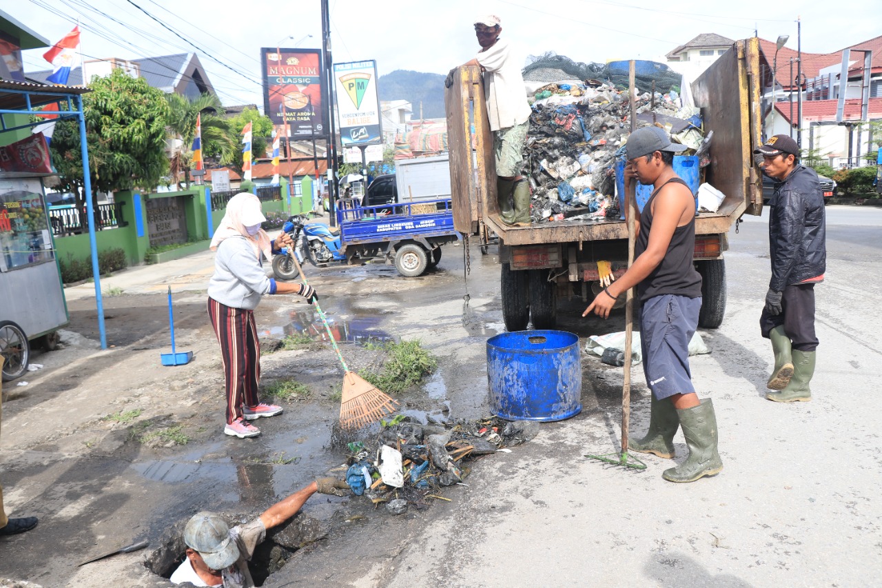 Bupati Toba Minta PRKP Bersihkan Seluruh Selokan Kota di Balige