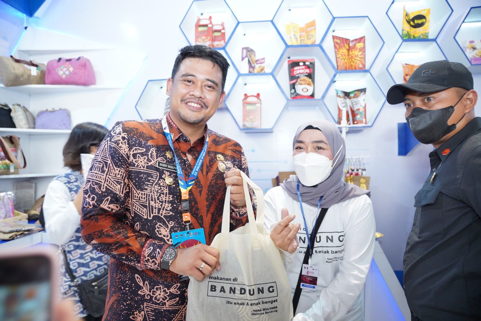 Waw...Bobby Nasution Borong Produk UMKM di Ajang Indonesia City Expo APEKSI Padang