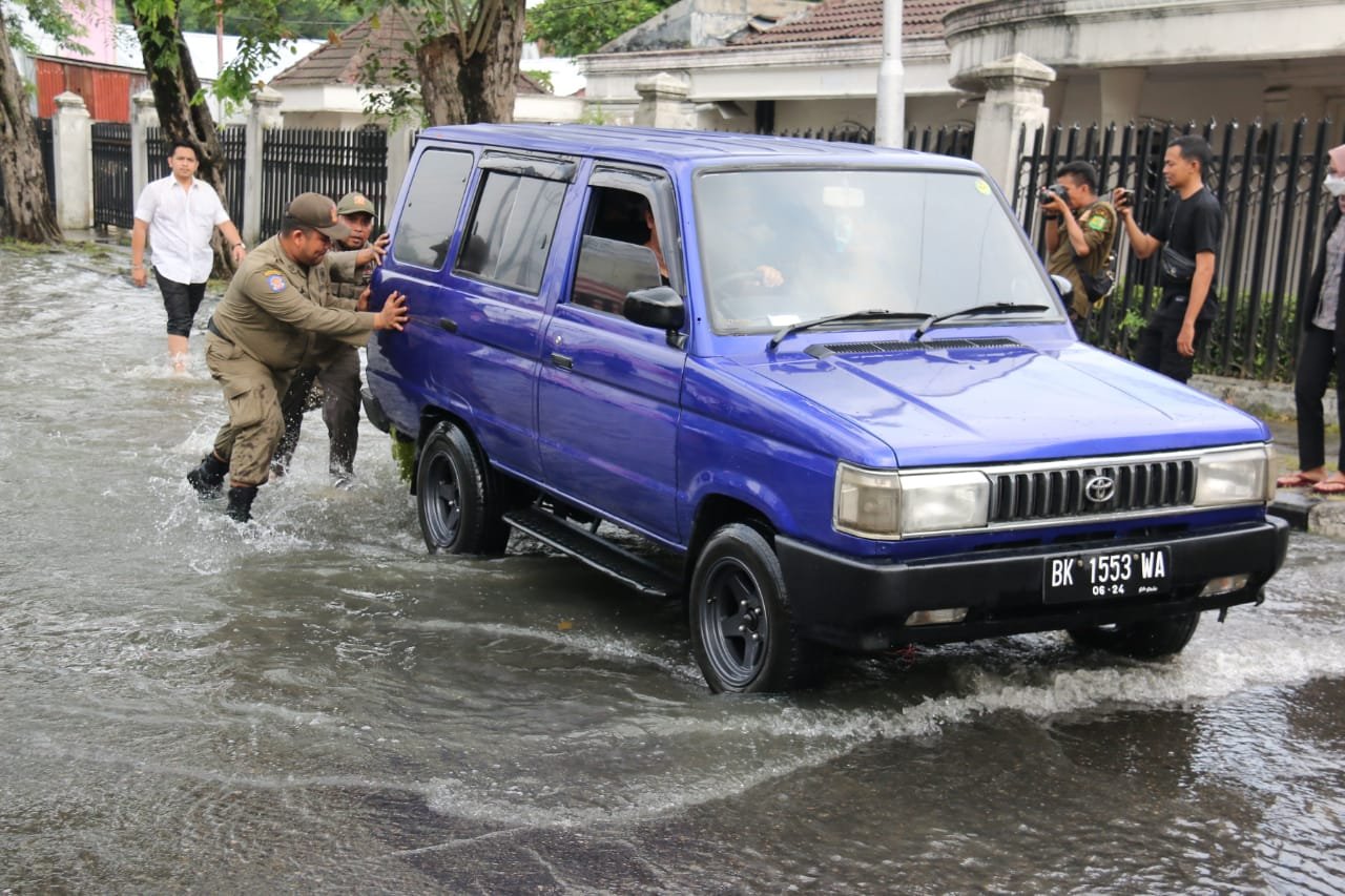 Gerak Cepat Kecamatan Medan Selayang Membantu Masyarakat Yang Terjebak Banjir