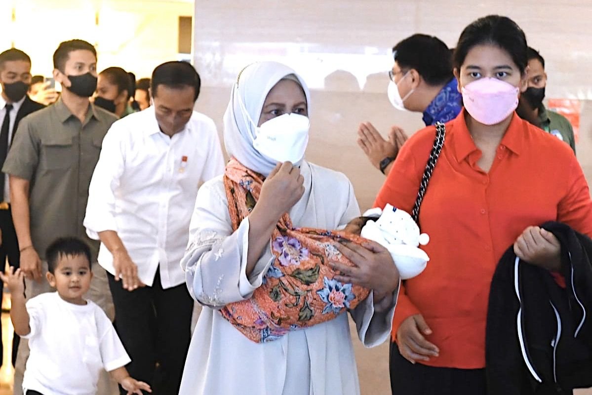 Presiden Jokowi dan Ibu Iriana Jemput Cucu Kelima, Bobby Nasution: Namanya Panembahan Al Saud Nasution