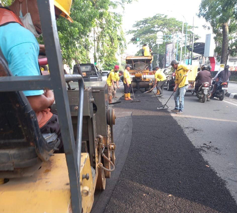 Dinas PU Benahi Jalan dan Normalisasi Drainase di Jalan Gaharu, Perwira II, Mandala By Pass, dan Aksara