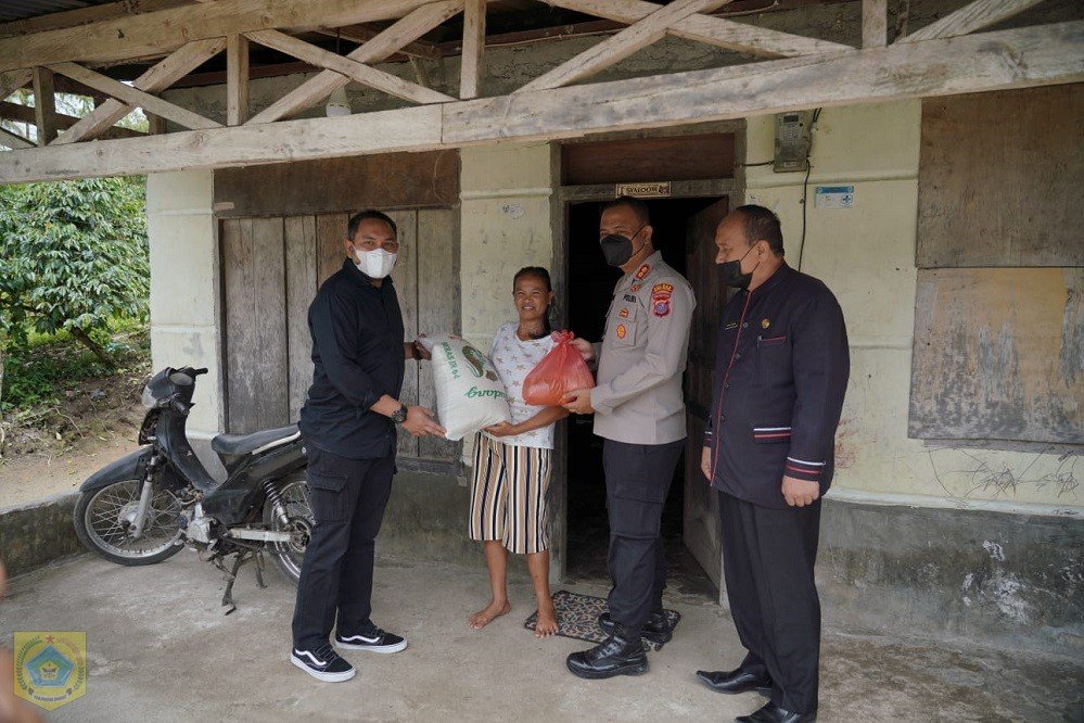 Bupati Dan Kapolres Pakpak Bharat Bagikan Paket Sembako Kepada Masyarakat