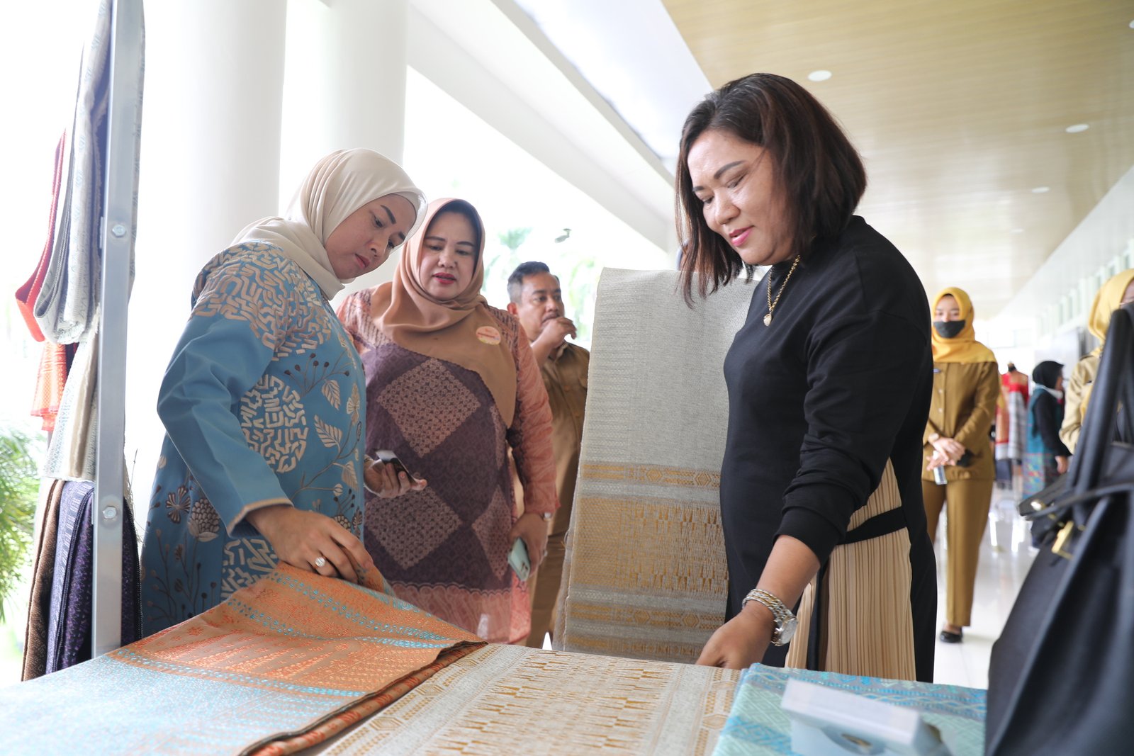 Buka Sosialisasi Inacraft, Ny Wagubsu Sri Ayu Mihari Minta Daerah Lahirkan Produk Baru