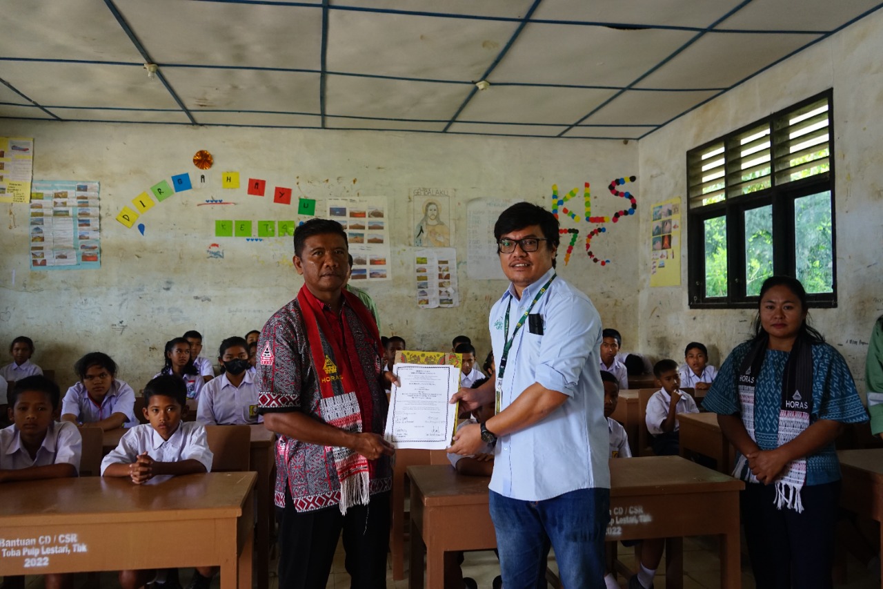 SMP Negeri 2 Silaen Menerima Dukungan Fasilitas Belajar Dalam Bentuk Mobiler