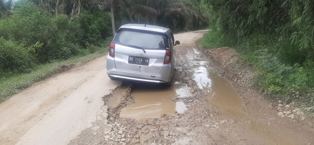 Tak Perhatian Pemerintah, Jalan Kabupaten Aie Amo-Maloro Kamangbaru Sijunjung Rusak Parah