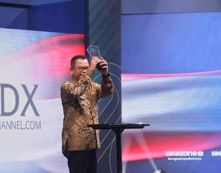 Bupati Toba Poltak Sitorus Terima Penghargaan Best in Leadership based on Local Wisdom