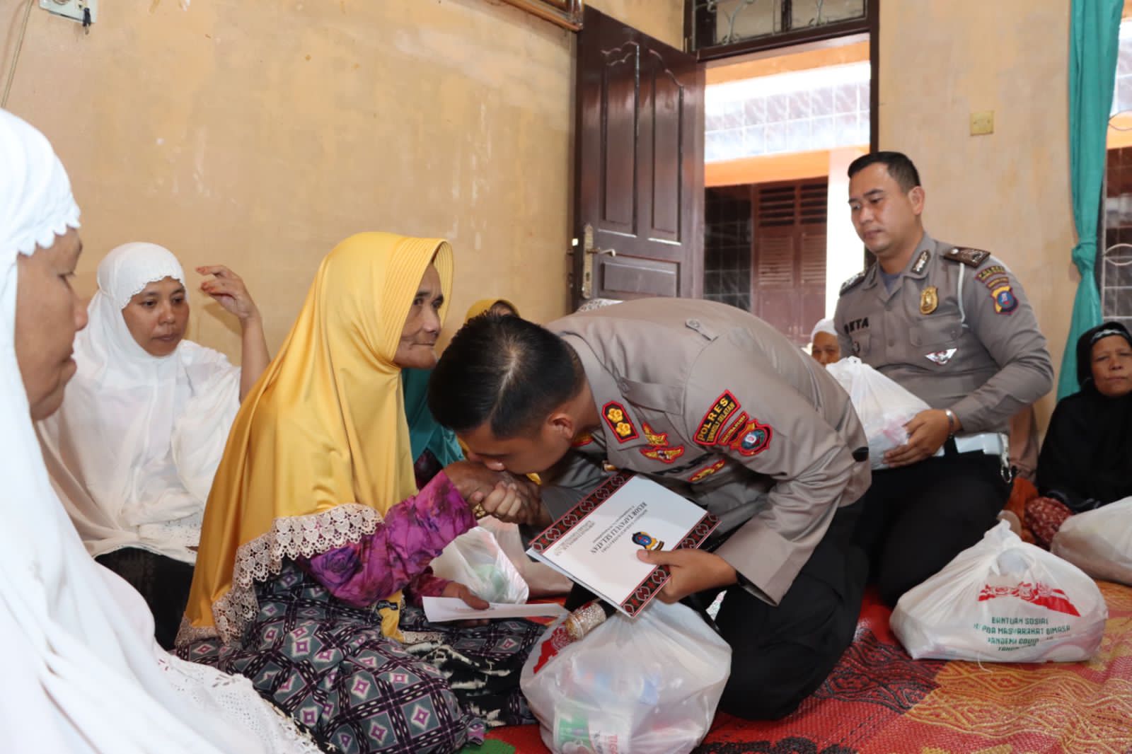 Sikap Terpuji : Salurkan Sembako, Kapolres Tapsel Cium Tangan Penghuni Panti Jompo