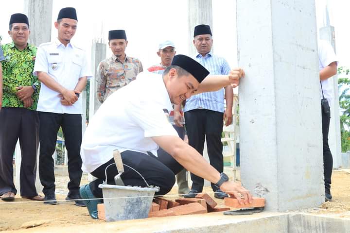 Bupati Labura Letakkan Batu Pertama Pembangunan Masjid Nurul Huda