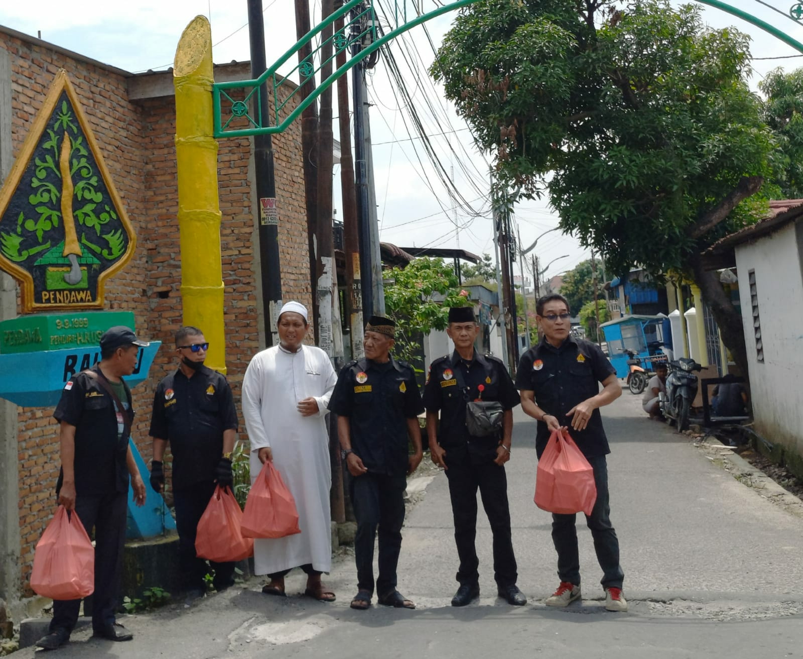 Jum,at Barokah Ketua PAC Pendawa.Membagikan Nasi Kotak