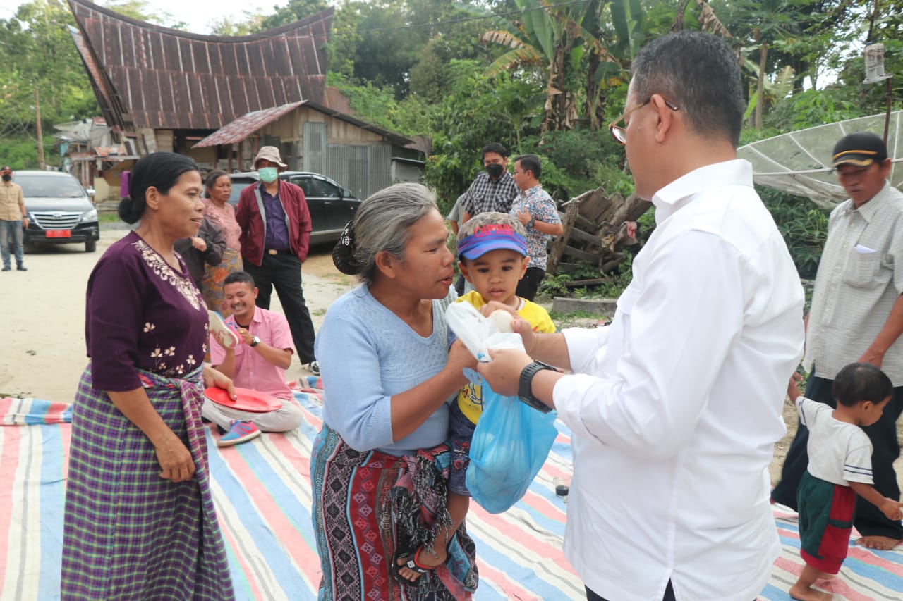 Sukseskan Tanam Dua Kali Panen Dua Kali, Bupati Toba Menabur Benih Padi Bersama Petani Porsea