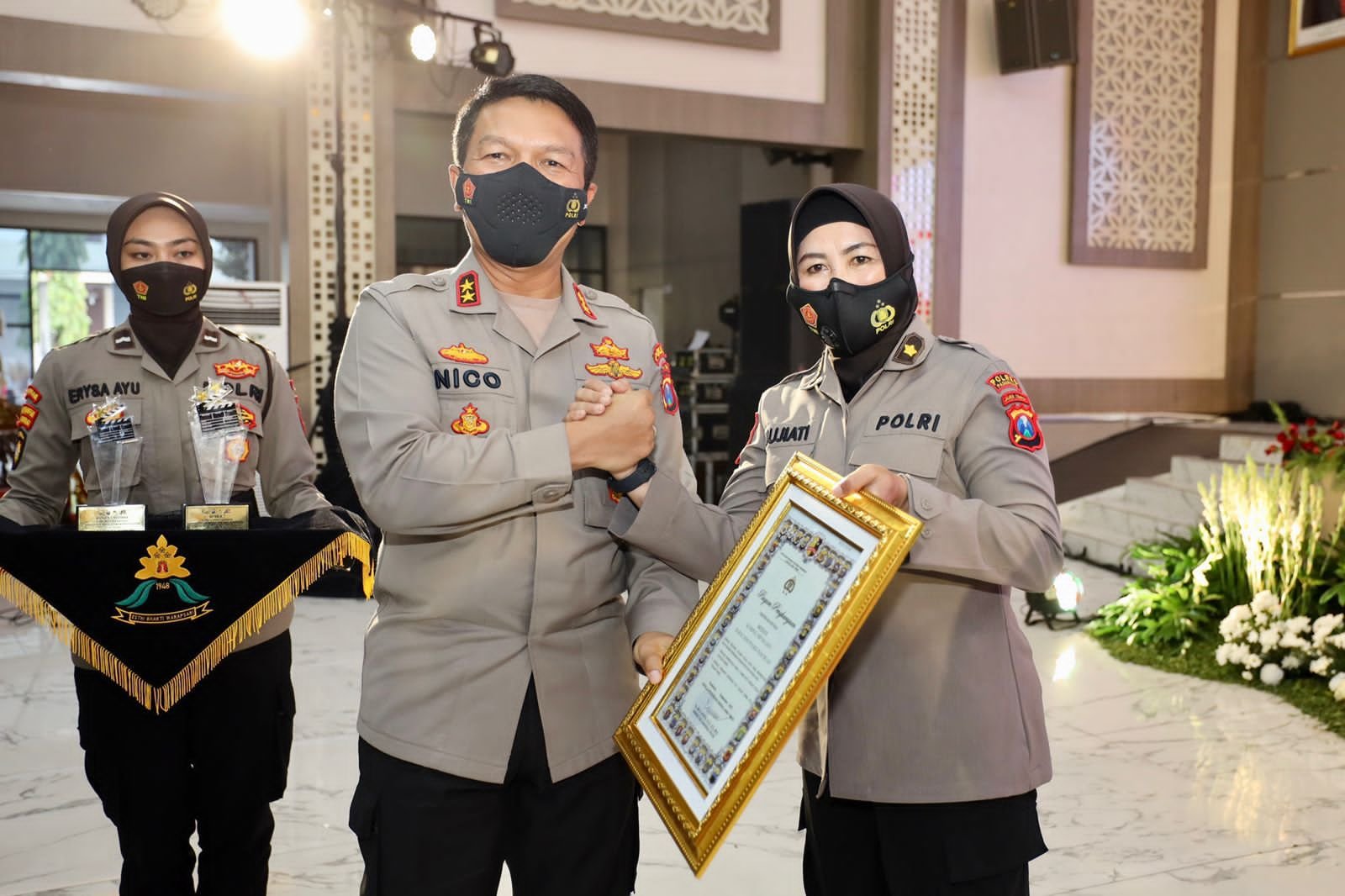 Kapolri Beri Penghargaan pada Polwan Polda Jatim Rraih Juara 2 Lomba Video Kreatif Suara Hati Anak Polwan