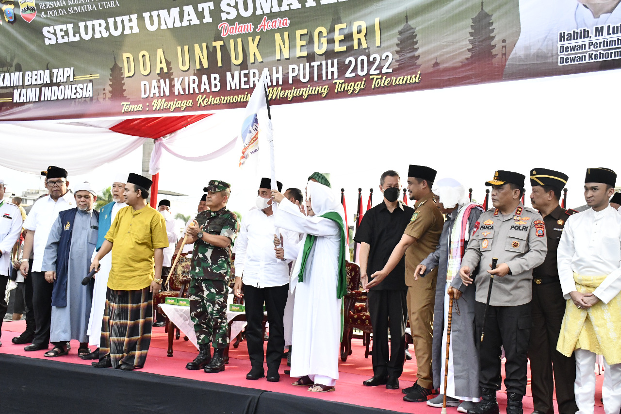 Pangdam I/BB Dampingi Habib Muhammad Luthfi bin Ali bin Yahya Lepas Para Peserta Kirab Merah Putih